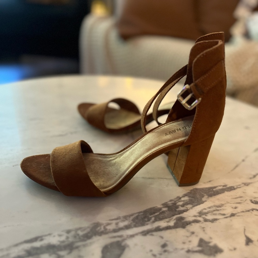 NWOT Old navy tan suede heels